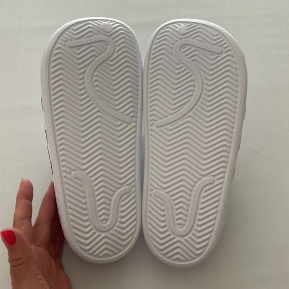 (NWT) Adidas Adilette Unisex Clogs in White & Black, (9 Women’s) (8 Men’s) - Picture 10 of 17